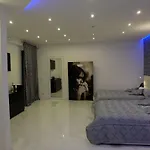 White Idromassaggio Su Richiesta Prázdninový dům